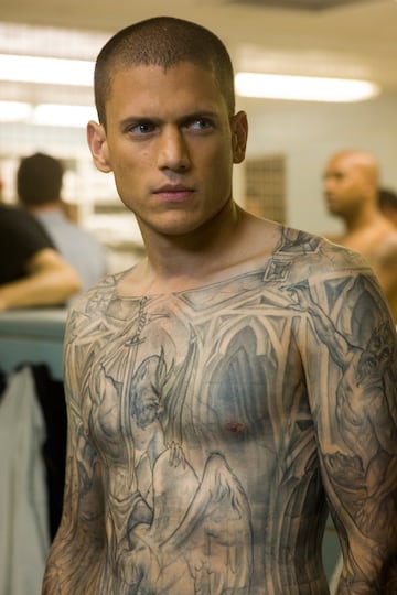 Michael Scofield diseña una fuga perfecta de la cárcel de ‘Fox River’. Un plan tatuado y tensión sin respiro.