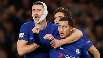 Eden Hazard celebrando un gol con Gary Cahill y Marcos Alonso.