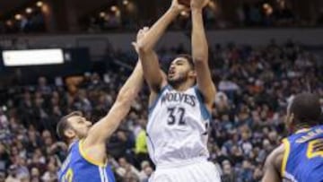 Karl-Anthony Towns trata de anotar en uno los partidos que enfrentó a los Golden State Warriors y a los Minnesota Timberwolves.