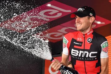 El corredor estadounidense Tejay Van Garderen del equipo BMC celebra en el podio tras vencer en la decimoctava etapa del Giro de Italia