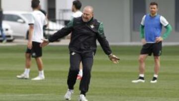 Pepe Mel, durante un entrenamiento del Betis.