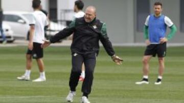 Pepe Mel, durante un entrenamiento del Betis. 