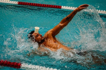 El francés Florent Manaudou nada durante una sesión de entrenamiento con niños en una piscina en Pontoise,
un suburbio del noroeste de París. Mantener la cabeza fuera del agua cuando se nada en estilo espalda es fundamental, y qué mejor forma de hacérselo entender a los más pequeños que con un vaso de cartón sobre la frente.