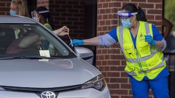 Lilburn (United States), 26/06/2020.- People participate in a self-swabbing coronavirus COVID-19 testing site at the Lilburn First Baptist Church in Lilburn, Georgia, USA, 26 June 2020. Gwinnett County, where the drive thru and walk up test site is locate