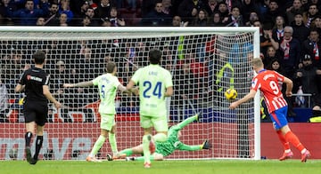 2-0. Conor Gallagher se adentra en el rea del Barcelona y con un pase atrs, encuentra a Alexander S?rloth que dispara con la pierna izquierda para batir a Wojciech Szczesny.