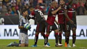 Óscar Ustari se vistió de héroe, pero no pudo evitar la derrota de su equipo