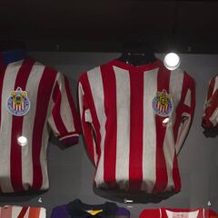 ¿Por qué Chivas viste de rojo y blanco?