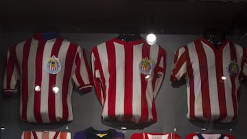 ¿Por qué Chivas viste de rojo y blanco?