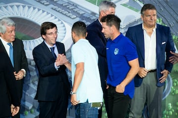 José Luis Martínez Almeida saluda a Koke y a Simeone. 