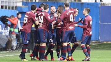 Los jugadores del Eibar celebran un gol. 