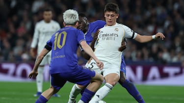 MADRID, 20/01/2026.- El delantero turco del Real Madrid, Arda Guler, controla el balón ante el defensor del AS Mónaco durante el encuentro correspondiente a la Liga de Campeones que disputan hoy martes Real Madrid y el AS Mónaco, en el estadio Santiago Bernabéu en Madrid. EFE/Kiko Huesca.