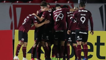 AME5785. SAO PAULO (BRASIL), 04/11/2020.- Jugadores de Lan&uacute;s celebran hoy tras anotar contra Sao Paulo durante un partido por la Copa Sudamericana 2020 en el estadio Morumb&iacute;, en Sao Paulo (Brasil). EFE/ Fernando Bizerra POOL