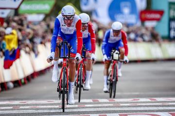 Los componentes del Team Groupama-FDJ llegando a la meta de la contrarreloj.
