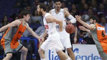 Sergio Rodríguez da una asistencia por la espalda a Gustavo Ayón.