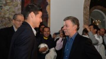 Fotografía cedida por la Presidencia de Colombia hoy, domingo 2 de noviembre de 2014, que muestra al presidente colombiano, Juan Manuel Santos (d), mientras se reúne con el jugador colombiano del Real Madrid James Rodríguez, en Madrid (España).