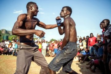 Estos combates tradicionales se conocen como  'Musangwe'. Este tipo de lucha se ha practicado desde hace más de un siglo en un campo abierto justo después de Navidad, cuando toda la tribu esta de vacaciones en la zona rural del norte de Sudáfrica. Hay tres niveles de combatientes. Los muchachos, llamados 'mambibi', anima a jugar lucha por sus padres. Luego están los combatientes adolescentes, el 'Rovhasize'. Pero son a los luchadores de alto nivel a los que todo el mundo viene a ver. No están permitidos los guantes y las peleas se terminan cuando uno de los 2 boxeadores cae.