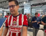 ‘Chicharito’ le firma brazo a fan y este promete hacerlo tatuaje