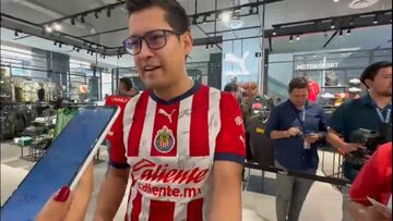 ‘Chicharito’ le firma brazo a fan y este promete hacerlo tatuaje