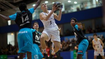 Adrian Bazaga penetra ante la defensa del Movistar Estudiantes.
