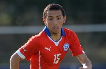 Cristian Cuevas, actualmente en Sint Truiden de Bélgica, podría pelear una opción en la izquierda.