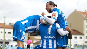 H&eacute;ctor celebra con Miku uno de los goles del Deportivo en el derbi ante el Celta B de Barreiro.