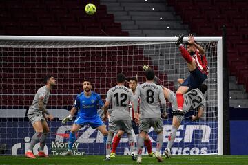 Felipe saltando por encima de los jugadores del Athletic.