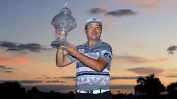 Im Sungjae posa con el trofeo de campeón del Honda Classic en el PGA National Resort and Spa Champion de Palm Beach Gardens, Florida.