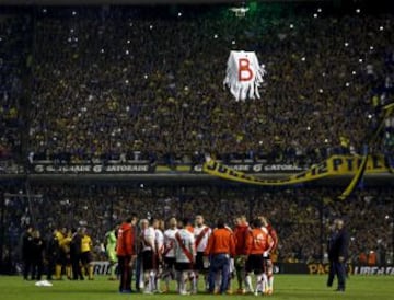 El partido de vuelta del superclásico quedará en la historia, pues tuvo que suspenderse después de que aficionados de Boca agredieran con gas pimienta a los jugadores de River. Al final, CONMEBOL suspendió el partido y los Millonarios consiguieron el pase a la siguiente ronda.