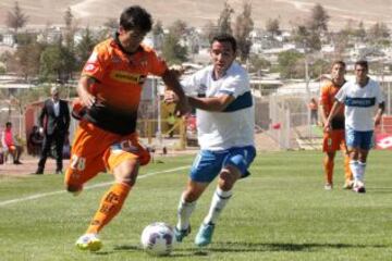 Ignacio Herrera, jugador de Cobreloa, disputa el balón con Fernando Cordero de Universidad Católica.