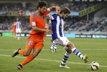 GRA315. SAN SEBASTIÁN, 28/09/2014.-El centrocampista portugués del Valencia André Gomes (i) lucha un balón con el defensa de la Real Sociedad Íñigo Martínez, durante el partido de la sexta jornada de Liga de Primera División disputado esta tarde en el estadio de Anoeta. EFE/Juan Herrero
