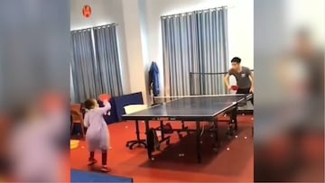 Asombra el increíble don de esta niña en el tenis de mesa