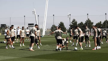 Los jugadores del Madrid, en un rondo durante el entrenamiento en la víspera del encuentro frente al Alavés.