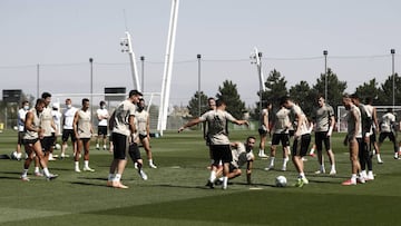 Los jugadores del Madrid, en un rondo durante el entrenamiento en la v&iacute;spera del encuentro frente al Alav&eacute;s.