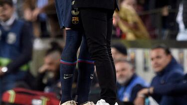 Barcelona's Spanish defender Gerard Pique greets Barcelona's Spanish coach Xavi as he leaves the pitch during the Spanish league football match between FC Barcelona and UD Almeria at the Camp Nou stadium in Barcelona on November 5, 2022. - Barcelona's Pique plays his last match as he announced his retirement after stellar career. (Photo by Josep LAGO / AFP)