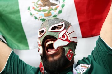 Hincha mexicano con una máscara de luchador anima a su equipo.