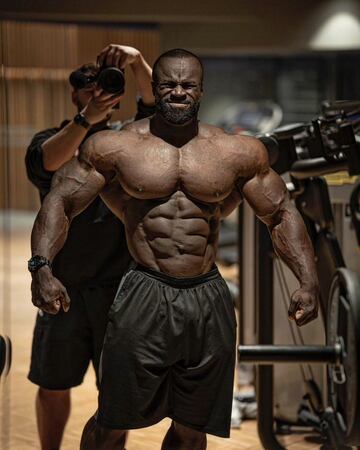 El representante de Reino Unido, el nigeriano Samson Dauda ha ganado el Mr. Olympia 2024. Nacido el 11 de marzo de 1992 en Nigeria comenzó su viaje en el culturismo en 2014, compitiendo en su primer espectáculo local en el Reino Unido.