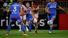 AMDEP287. BOGOTÁ (COLOMBIA), 11/10/2023.- María Camila Reyes (c) de Santa Fe remata hoy, en un partido de la Copa Libertadores Femenina entre Club Universidad de Chile y Santa Fe en el estadio de Techo en Bogotá (Colombia). EFE/ Carlos Ortega
