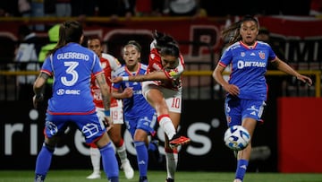 AMDEP287. BOGOTÁ (COLOMBIA), 11/10/2023.- María Camila Reyes (c) de Santa Fe remata hoy, en un partido de la Copa Libertadores Femenina entre Club Universidad de Chile y Santa Fe en el estadio de Techo en Bogotá (Colombia). EFE/ Carlos Ortega