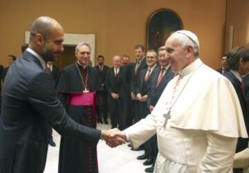 El Papa Francisco con el técnico Pep Guardiola del Bayern Munich durante una audiencia privada del equipo de fútbol Bayern Munich en el Palacio del Vaticano.