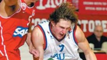 <b>DECISIVO.</b> Macijauskas (22 puntos) fue el máximo encestador del Tau.