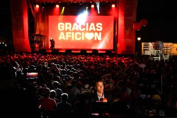 Los campeones del mundo celebran su título con la afición