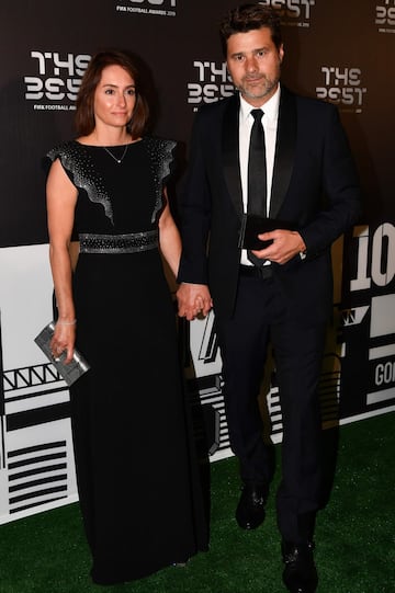 El entrenador argentino del Tottenham Hotspur Mauricio Pochettino su mujer  Karina.