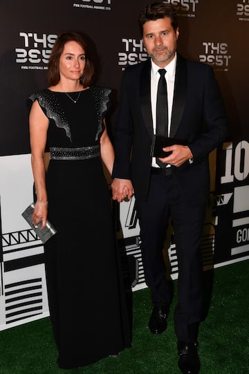 El entrenador argentino del Tottenham Hotspur Mauricio Pochettino su mujer Karina.