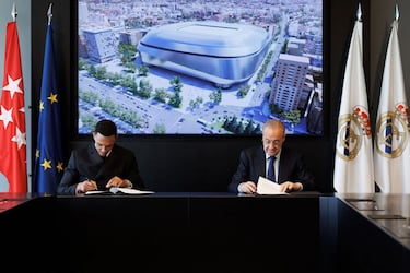 Alexander-Arnold y Florentino Pérez firman el contrato. 