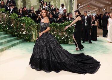 La actriz, Penélope Cruz, posa para los medios de comunicación con un vestido negro de la firma Chanel.