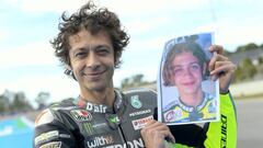 Rossi con una foto de su debut en 1996 con 17 a&ntilde;os.