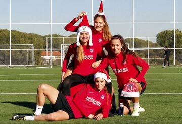 Laia Aleixandri, María Isabel Rodríguez, Marta Cazalla y Viola Calligaris posan con gorros navideños.