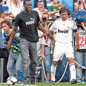 Bolt, junto con Raúl, se encamina a realizar el saque de honor en el Bernabéu.