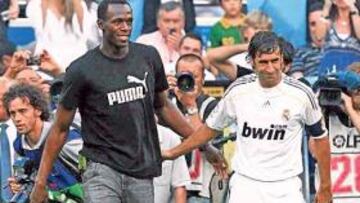 <b>TAL VEZ ALGÚN DÍA... </b>Bolt y Raúl parecen decirse: "Si yo algún día pudiera hacer lo que tú".