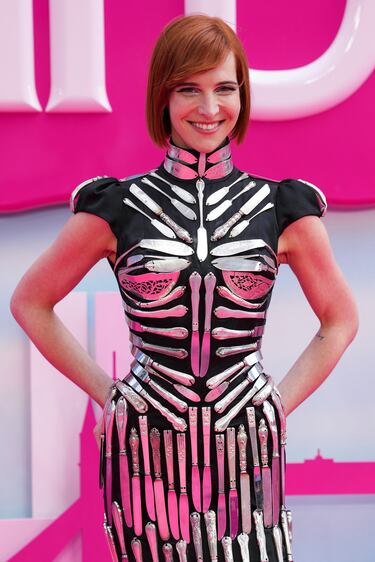 Hari Nef posa para los fotógrafos a su llegada al estreno de la película 'Barbie' en Londres.